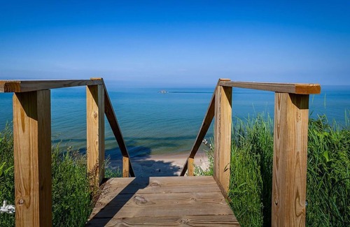 Muskegon Casa | Beautiful waterfront home with 190ft private sandy beach and stunning views
