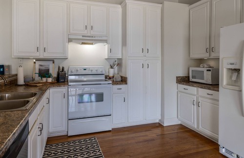Lillian Casa | Beautiful Waterfront Home- The Bay Camp