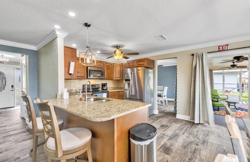 Palm Harbor Casa | Beautiful Waterfront Pool Home | Close to Golf & Beaches | Dog Friendly | Free Wifi | Dock