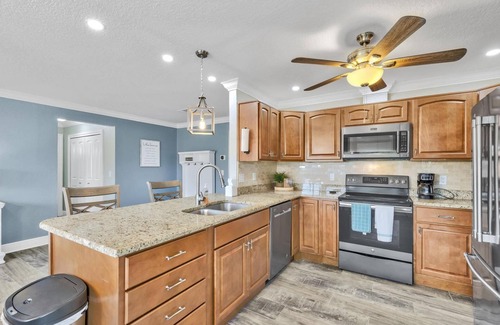 Palm Harbor Casa | Beautiful Waterfront Pool Home | Close to Golf & Beaches | Dog Friendly | Free Wifi | Dock