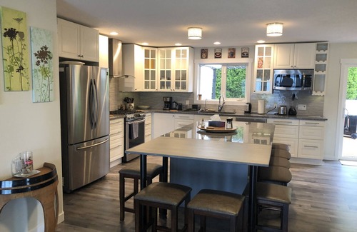 Central Okanagan Casa | Hermosa West Kelowna Home con piscina de agua salada y una vista impresionante