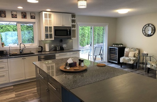 Central Okanagan Casa | Hermosa West Kelowna Home con piscina de agua salada y una vista impresionante