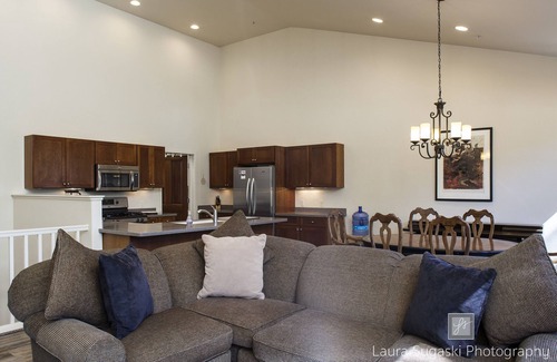 Basalt Casa | Beautiful Willits Townhouse 5 minutes from Whole Foods, restaurants and bars!