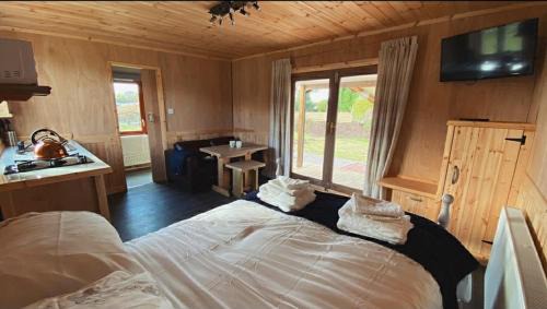 East Drayton Casa | Beautiful Wooden tiny house, Glamping cabin with hot tub 3