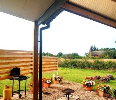 East Drayton Casa | Beautiful Wooden tiny house, Glamping cabin with hot tub 3
