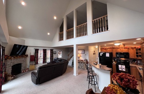 Lake Ariel Chalet De Esquí | Beautifully Clean, Decorated, Cozy Chalet in an Amenity Rich Community