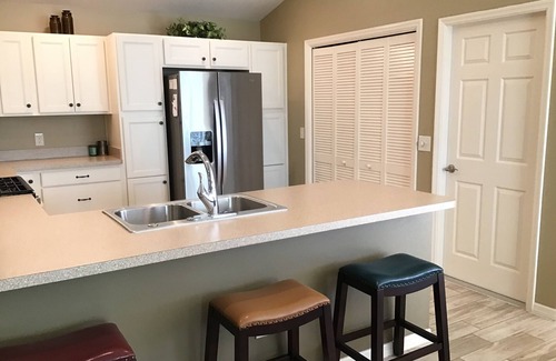 Wildwood Casa | HERMOSA villa de 2 dormitorios y 2 baños decorada con CARRO DE GOLF DE GAS Y PARRILLA DE GAS