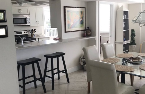 Vanderbilt Beach Condominio | Condominio bellamente decorado directamente cruzando la calle desde el Golfo de México