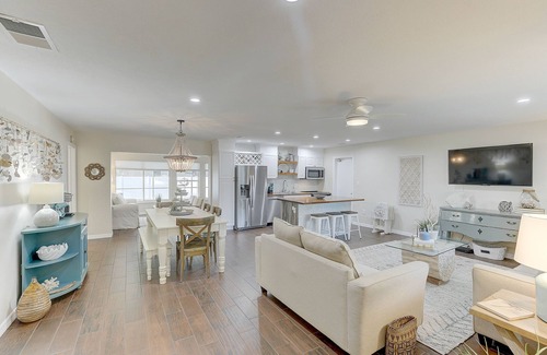 Gulf Gate Estates Casa | Beautifully Decorated Pool Home 2 Bed/2 Bath minutes away from Siesta Key Beach!