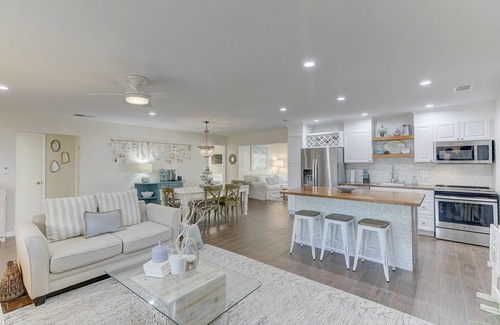 Gulf Gate Estates Casa | Beautifully Decorated Pool Home 2 Bed/2 Bath minutes away from Siesta Key Beach!