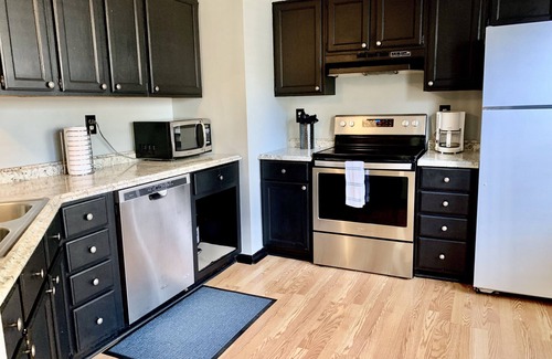 Pineville Casa | Casa bellamente amueblada junto al lago y parque - ubicación segura y conveniente