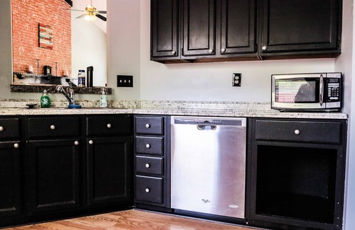 Pineville Casa | Casa bellamente amueblada junto al lago y parque - ubicación segura y conveniente