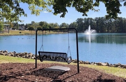 Pineville Casa | Casa bellamente amueblada junto al lago y parque - ubicación segura y conveniente