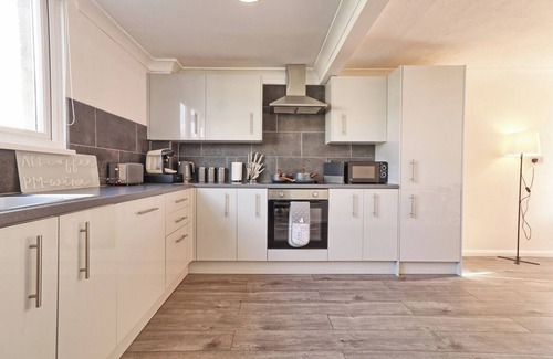 Crays Hill Casa | Beautifully Modern Retreat in Basildon With Garden