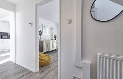 Crays Hill Casa | Beautifully Modern Retreat in Basildon With Garden