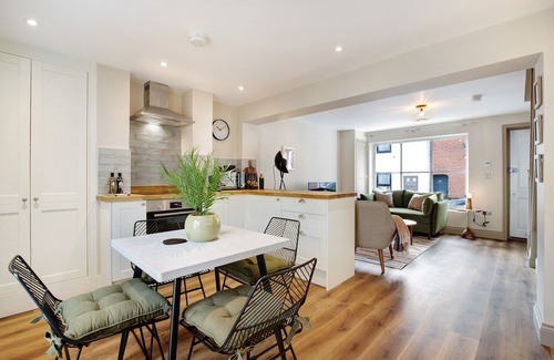 Wivenhoe Cabaña | Beautifully refurbished cottage in Lower Wivenhoe with games room, pet friendly!