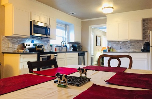 Central Oklahoma City Casa | Bungalow bellamente remodelado a pasos de la histórica Ruta 66 y SNU