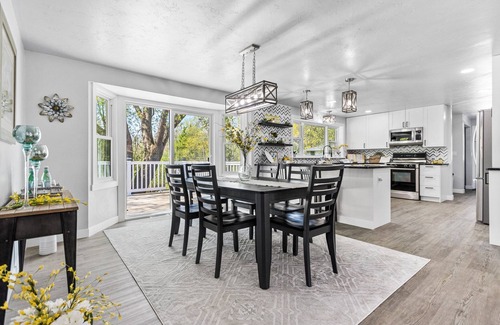 Ashwaubenon Casa | Beautifully remodeled 4 BR home w/ in-ground pool