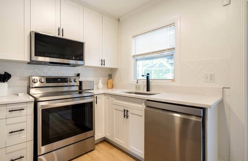 North East Park Casa | Beautifully Renovated 3BR Pool House in ideal location