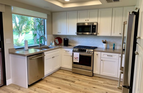 Palm Desert Condominio | Bellamente renovado 2/2 en Monterey CC con vistas a la montaña