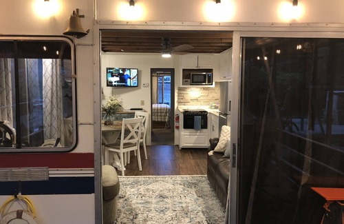 Downtown Knoxville Alquiler De Eote | BEAUTIFULLY RENOVATED HOUSEBOAT on Tennessee River with golfcart in Knoxville !