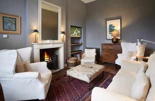 Wolterton Cabaña | Bellamente restaurada en todo, esta casa ofrece un retiro de vacaciones de lujo.