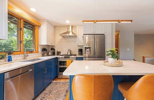 Lower Rattlesnake Casa | Beautifully updated home with mountain views state-of-the-art kitchen!