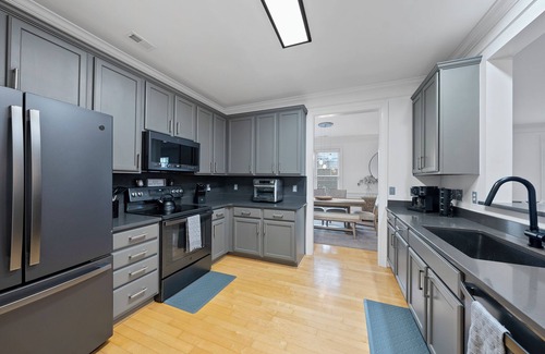 Cary Condominio | Beautifully Updated Penthouse Condo in West Cary