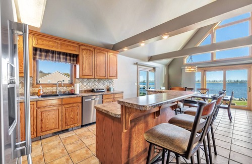 Green Bay Casa | Beauty on the Bay!! Breathtaking sunrises! 15 minutes to Lambeau!