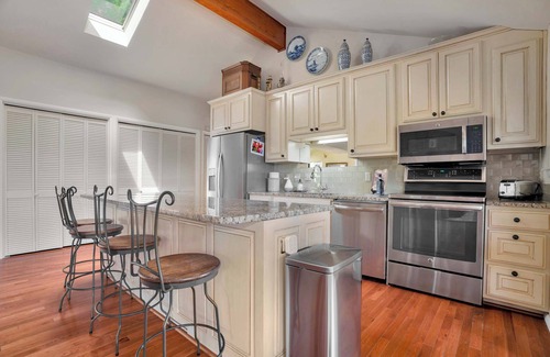 Lowell Casa | Beaver Lake Oasis | Backyard Lake Access | 6 beds