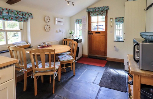 Penrith Cabaña | BECKSIDE STUDIO, family friendly, with open fire in Ullswater
