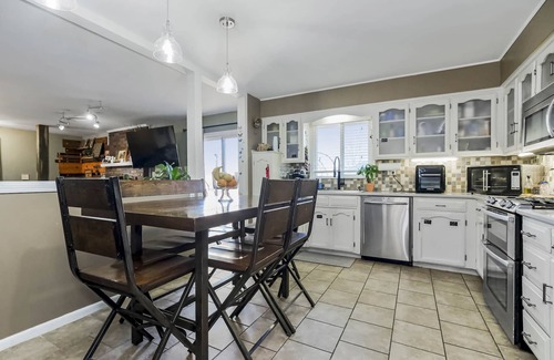 Gladstone Casa | Becky & Marvels 420 Stay (Private Room)