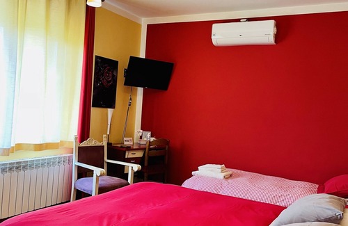 Borgofranco d'Ivrea Cama Y Desayuno | Bed and Breakfast "L'Albero Maestro": sulla Via Francigena, dentro del bello modelo geológico de morena glaciale, nel verde di un territorio di laghi e boschi, trai Senti CHE furono dei Salassi grandi antogonisti dei Romani