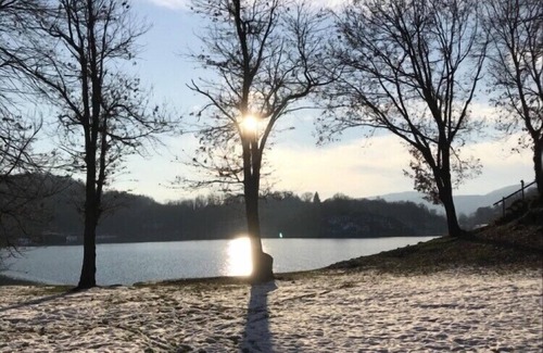 Borgofranco d'Ivrea Cama Y Desayuno | Bed and Breakfast "L'Albero Maestro": sulla Via Francigena, dentro del bello modelo geológico de morena glaciale, nel verde di un territorio di laghi e boschi, trai Senti CHE furono dei Salassi grandi antogonisti dei Romani