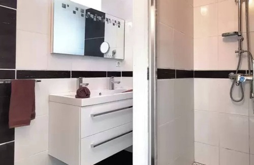 Mostuejouls Cama Y Desayuno | Bed and Breakfast 'Chambres D'hôtes - Les Baumes' con piscina compartida, Wi-Fi y aire acondicionado