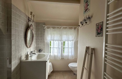 Suzay Cama Y Desayuno | Chambre d'hôtes 'English Roses' con piscina privada, jardín compartido y Wi-Fi