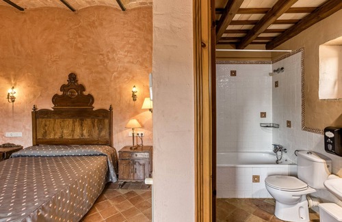 Serra de Daró Cama Y Desayuno | Alojamiento y desayuno 'Llavià' con piscina compartida, Wi-Fi y aire acondicionado