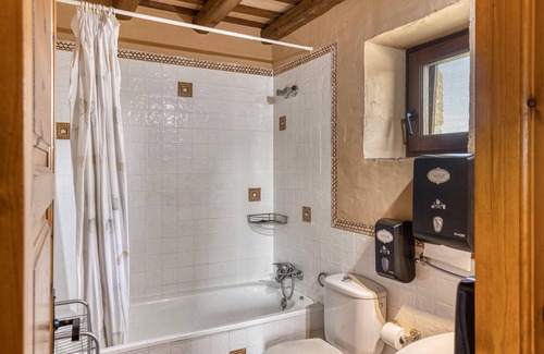 Serra de Daró Cama Y Desayuno | Alojamiento y desayuno 'Llavià' con piscina compartida, Wi-Fi y aire acondicionado