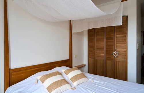 Gabillou Cama Y Desayuno | Bed and Breakfast 'Magnatum' with Private Terrace, Shared Garden and Wi-Fi