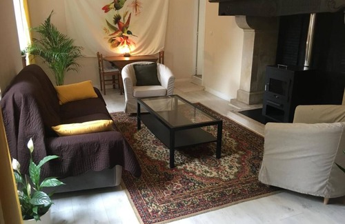 Gurs Cama Y Desayuno | Bed and breakfast with shared kitchen and living room