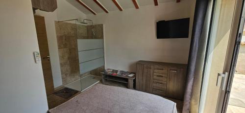 Aleria Casa | Bed and kitchen with pool