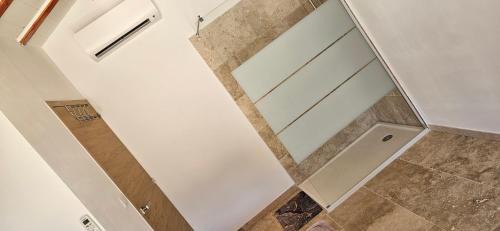 Aleria Casa | Bed and kitchen with pool