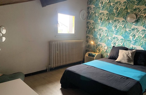 Lescar Casa | Bedroom + bathroom