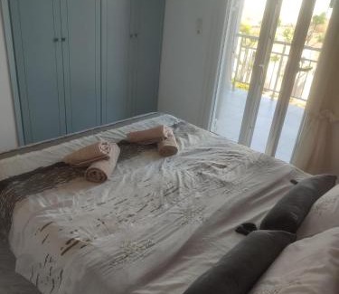 Kokinos Pirgos Casa | Bee life apts, Sweet house