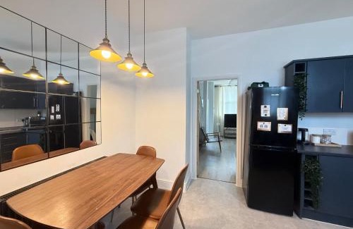 Warrington Casa | Bee Stays - Pickmere House