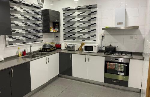 Lagos Apartamento | Beejay 4 bedrooms Cheerful Town House