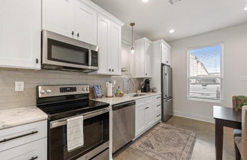 Lafayette Villa | Beignet House Cajun Luxury Full Kitchen Fast WiFi