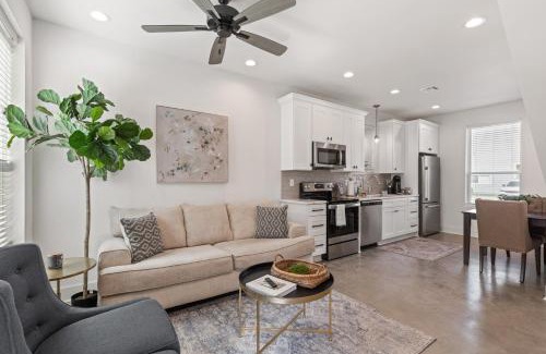 Lafayette Villa | Beignet House Cajun Luxury Full Kitchen Fast WiFi