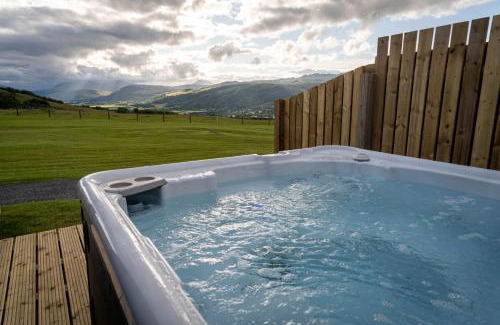 Aberfeldy Casa | Beinn A Ghlo Luxury Glamping Pod with Hot Tub & Pet Friendly at Pitilie Pods