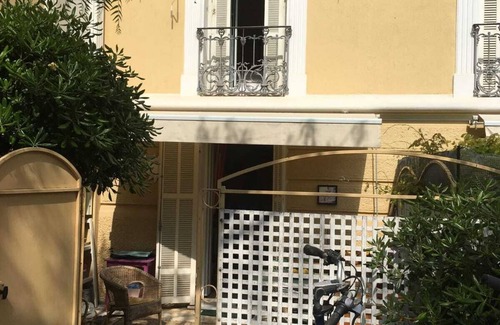 Beaulieu-sur-Mer Apartamento | Bel apt Avec Petite Cour et Balcon au 1er, Dans un Fascinant Batiment Liberty